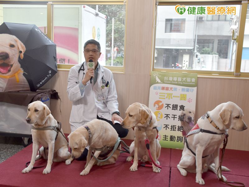 有一種力量叫做陪伴　這家醫院讓的狗醫生讓病童展笑顏